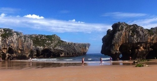Playa Cuevas del Mar, Llanes